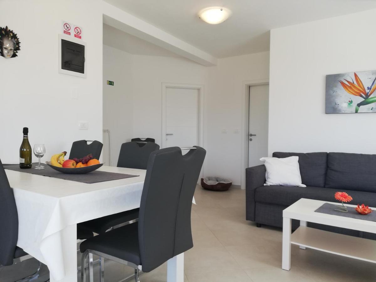 Apartments Oleander Lovrecica-Residence With Pool Εξωτερικό φωτογραφία