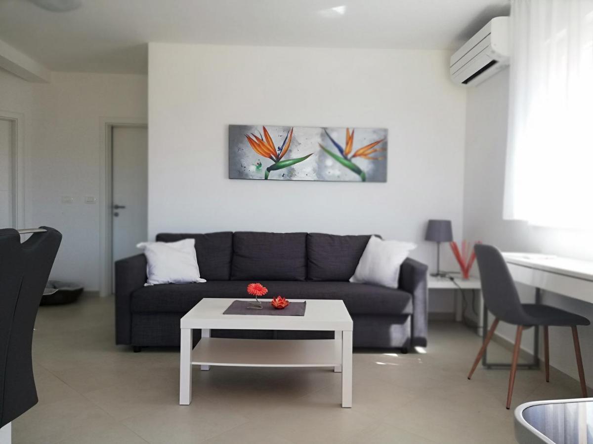 Apartments Oleander Lovrecica-Residence With Pool Εξωτερικό φωτογραφία