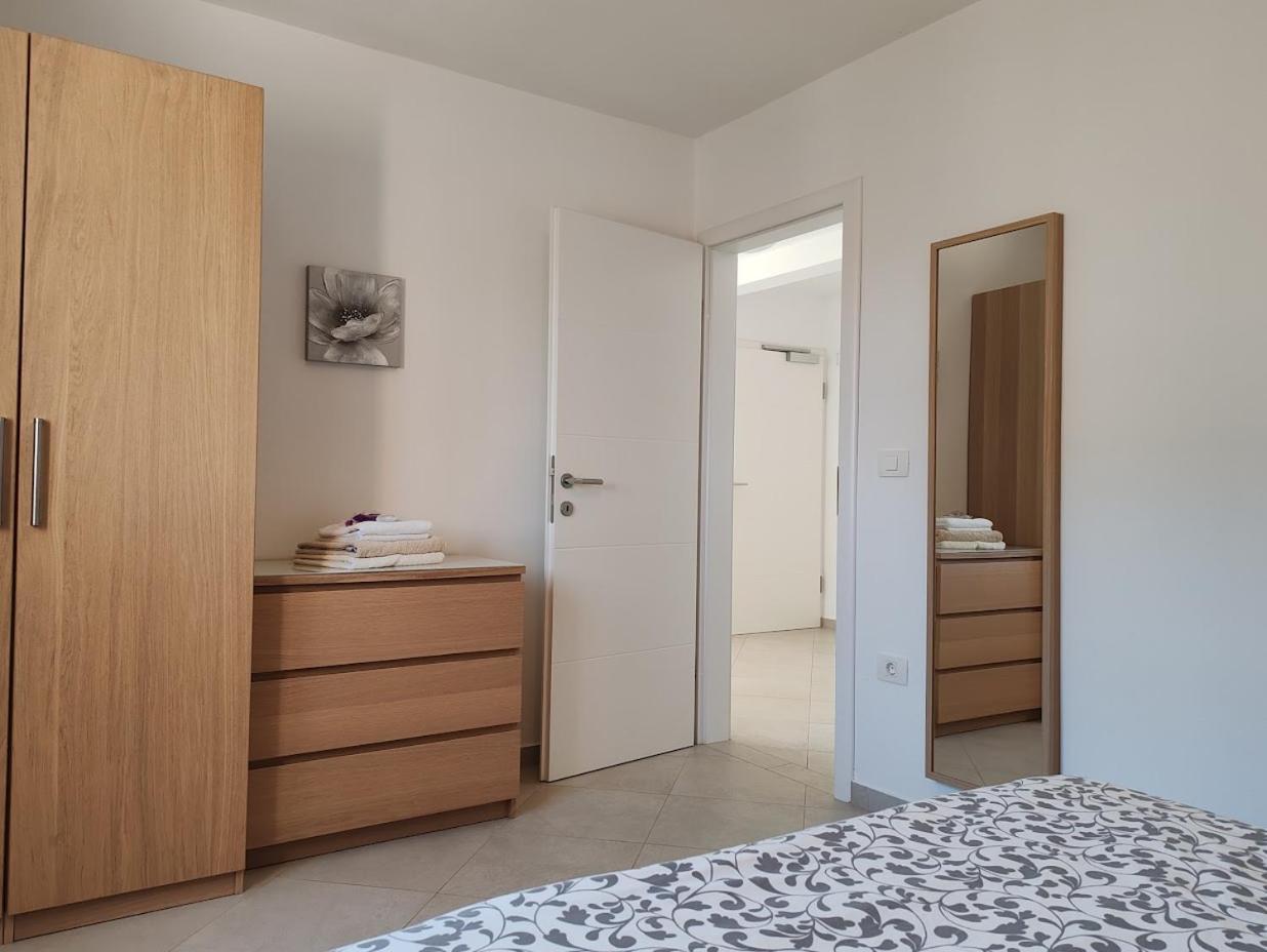 Apartments Oleander Lovrecica-Residence With Pool Εξωτερικό φωτογραφία