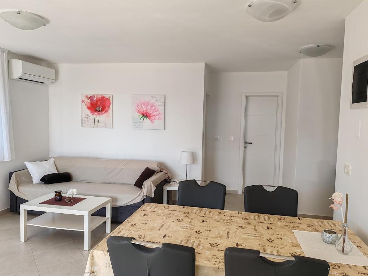 Apartments Oleander Lovrecica-Residence With Pool Εξωτερικό φωτογραφία